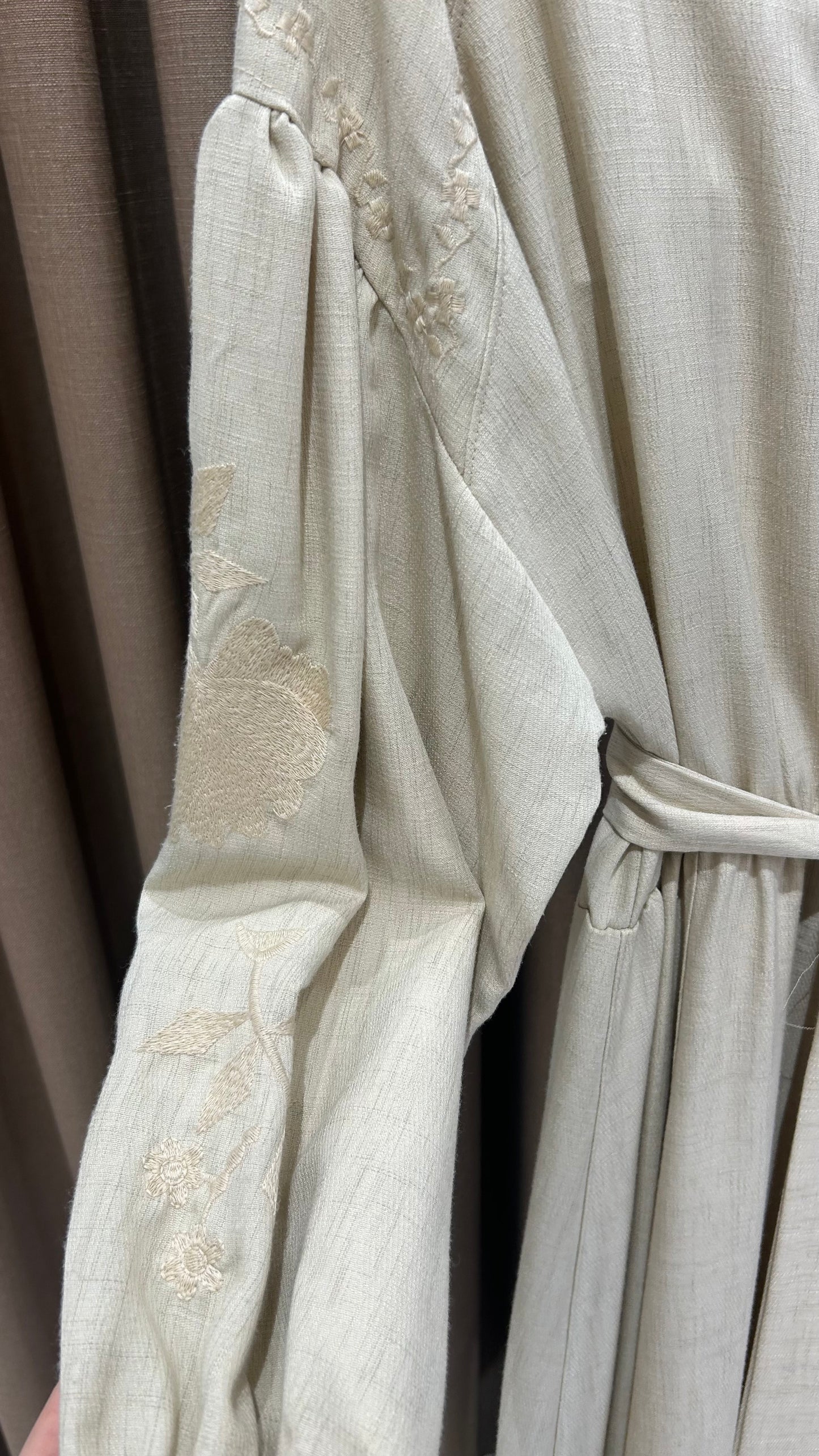 KOLLARI İŞLEMELİ ELBİSE