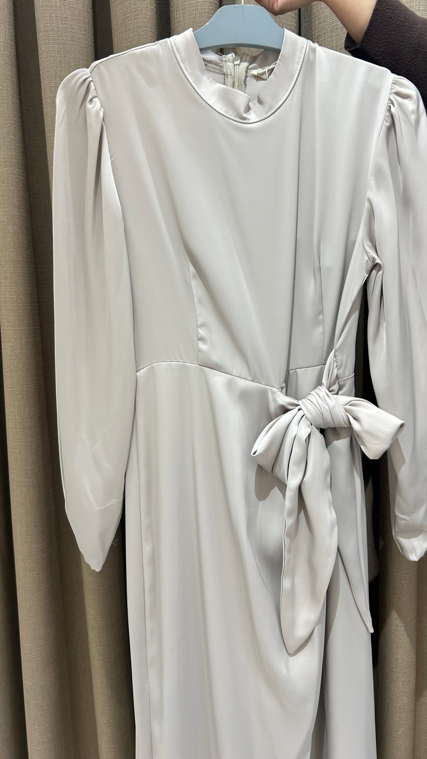 TAŞ RENGİ SATEN ELBİSE