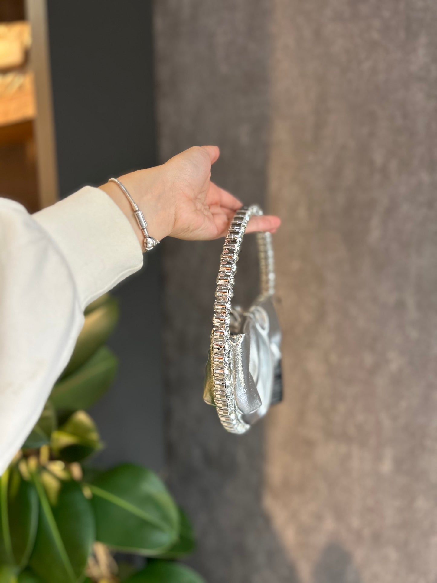 GÜMÜŞ DERİ ABİYE ÇANTA