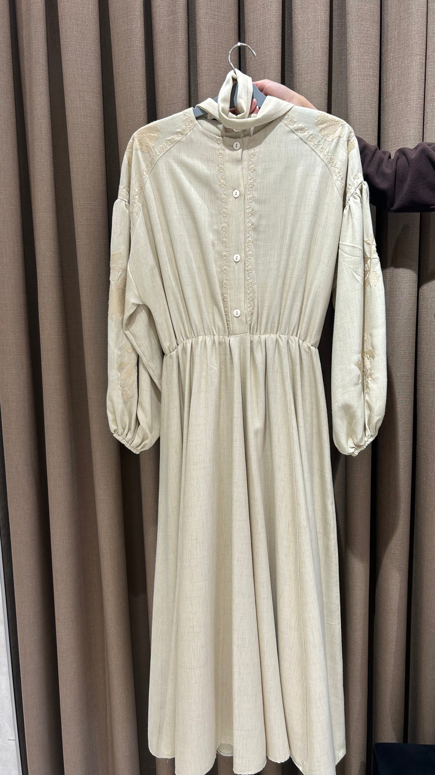 KOLLARI İŞLEMELİ ELBİSE