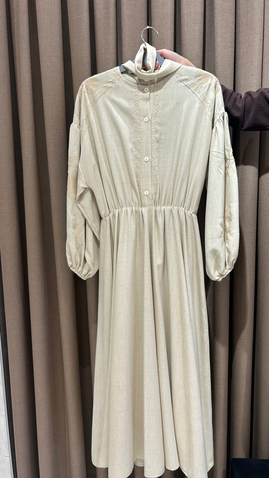 KOLLARI İŞLEMELİ ELBİSE