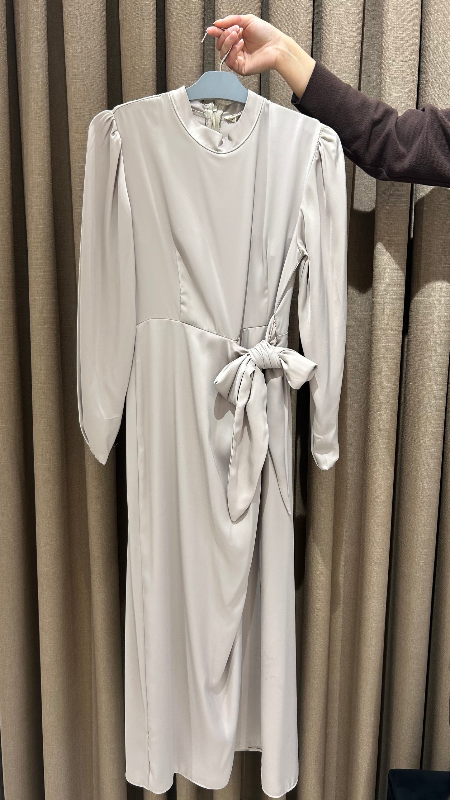 TAŞ RENGİ SATEN ELBİSE